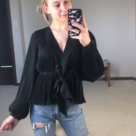 Lulu’s: Black Pleated Deep V Long Sleeve Top - Picture 1 of 4